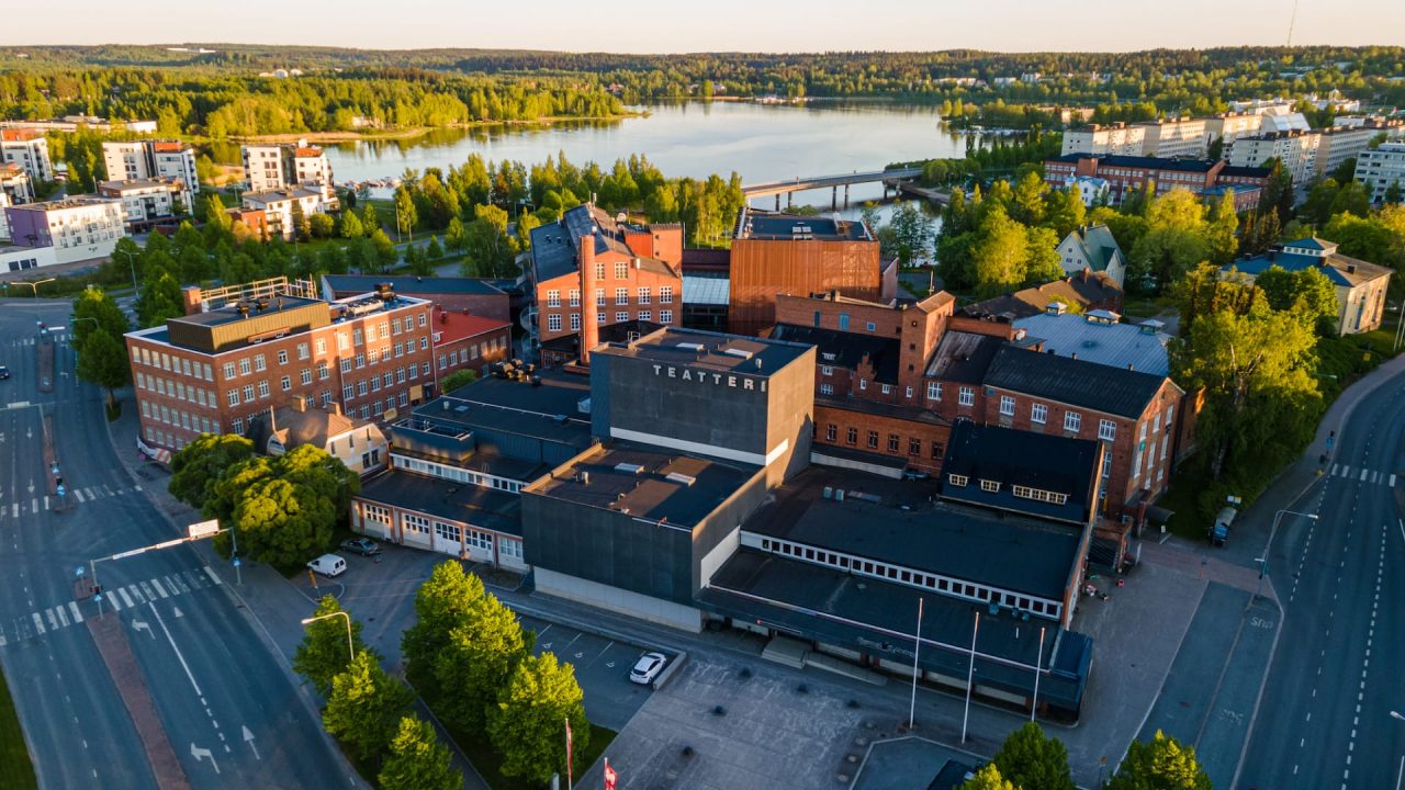 Ilmakuva Hämeenlinnan Teatterista Verkatehtaan kulttuurikorttelissa
