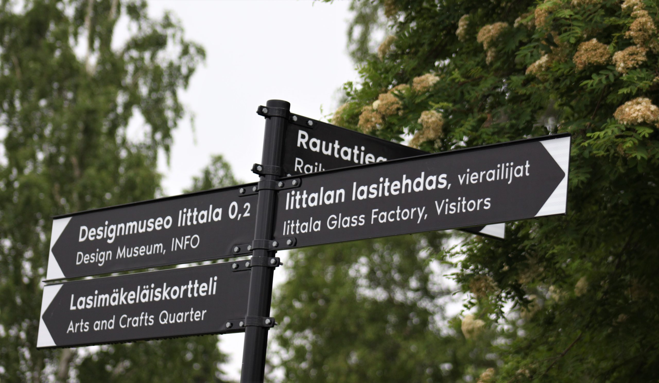 Iittalan lasimäen mustavalkoiset opastekyltit.