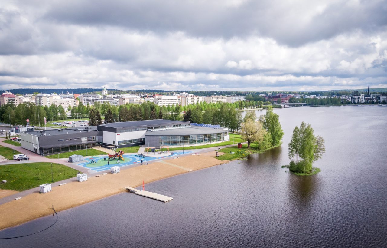 Hämeensaaren uimaranta ja taustalla Hämeenlinnan uimahalli.