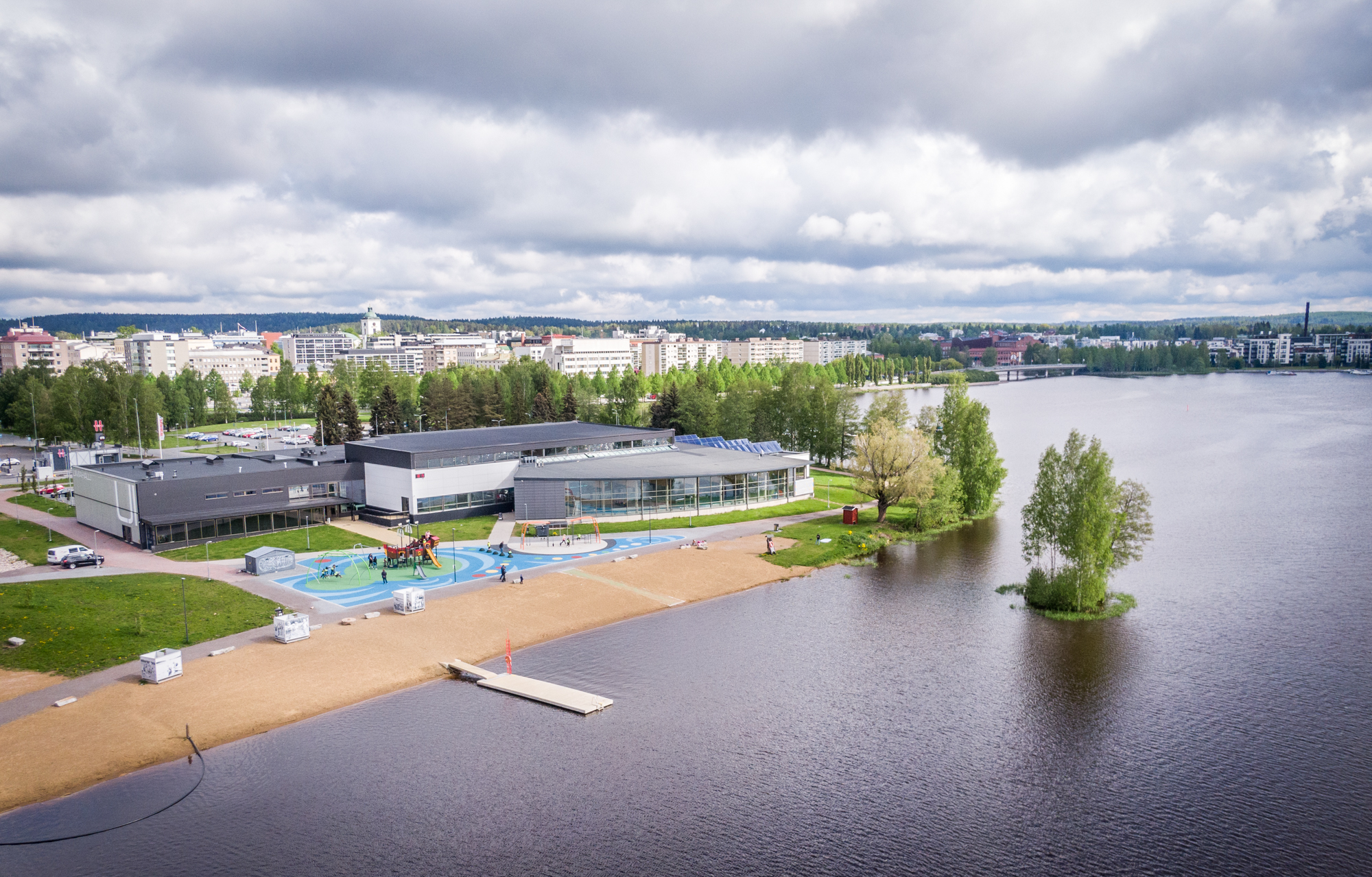 Hämeensaaren uimaranta ja taustalla Hämeenlinnan uimahalli.