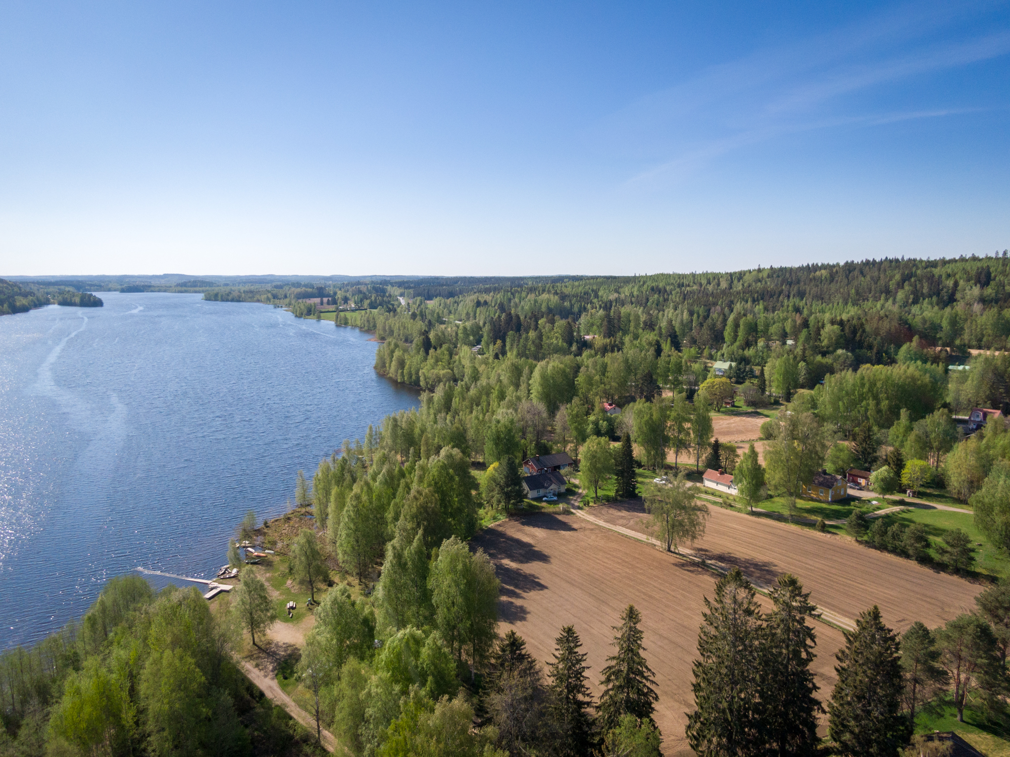 Ilmakuvaa Tuuloksesta, taustalla metsää ja järveä.