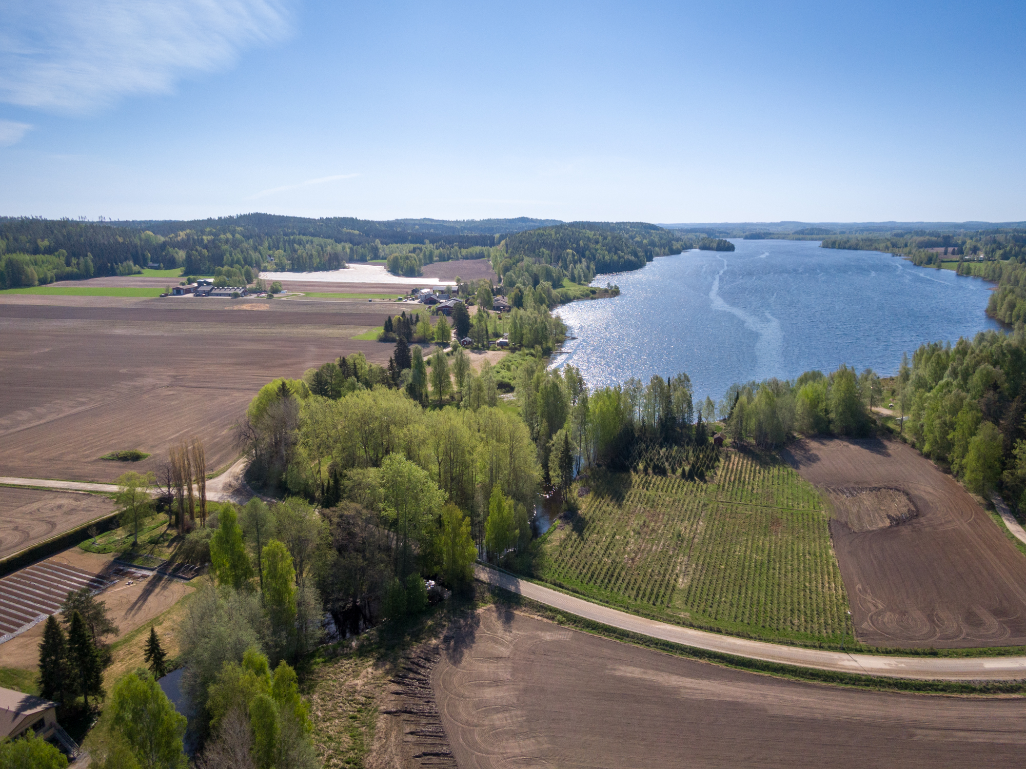 Peltoja, metsää ja järvi Tuuloksessa.
