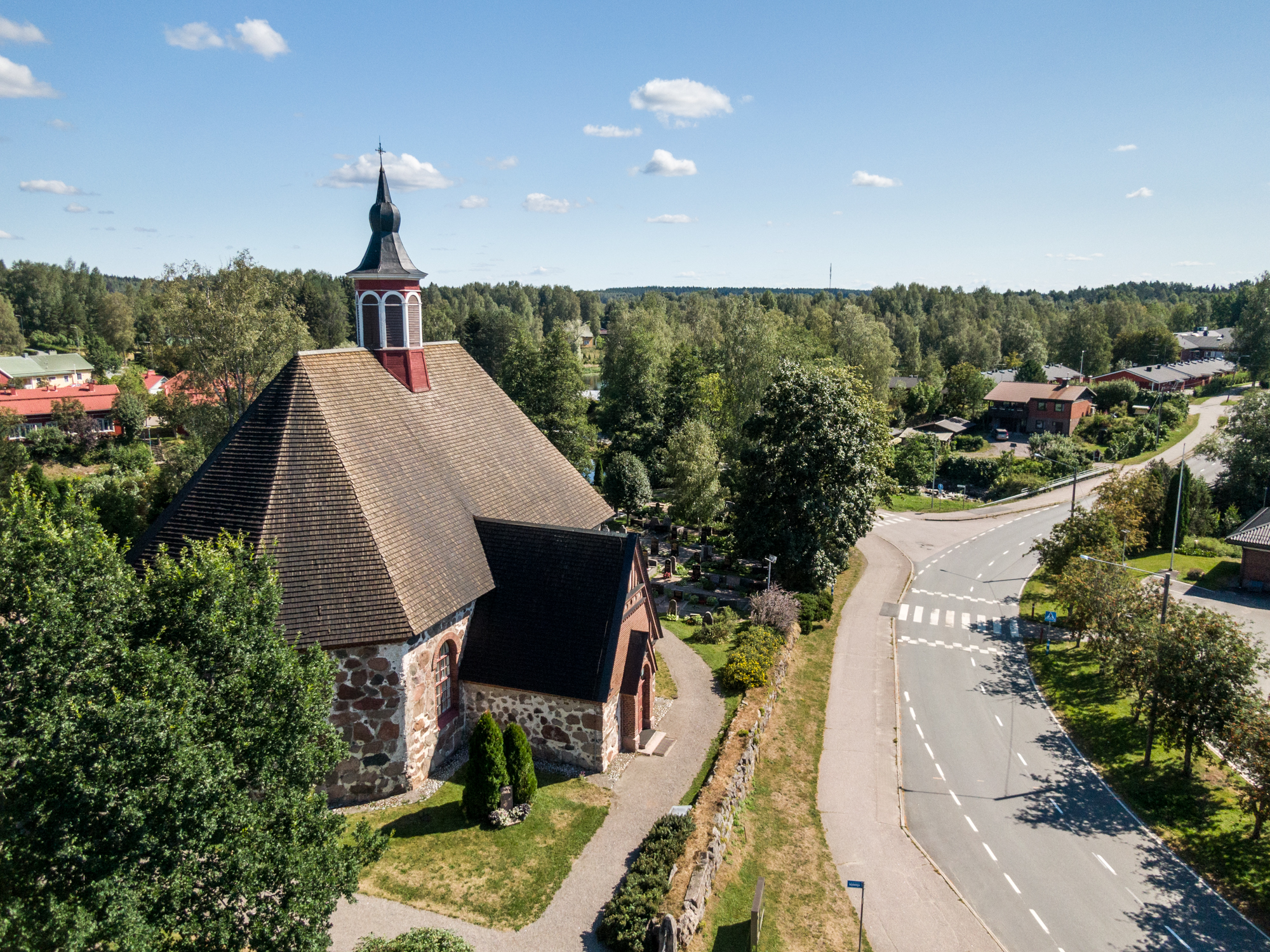 Ilmakuva Rengon kirkosta.