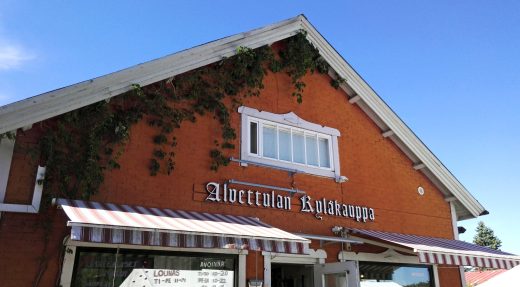 Kyläkaupan seinä, jossa lukee Alvettulan Kyläkauppa.