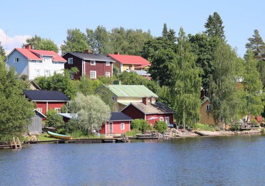 Hauhon vanha raitti kuvattuna järveltä päin.